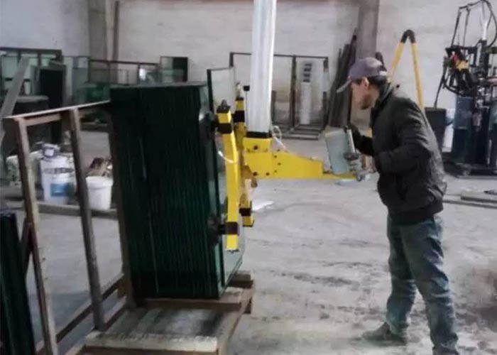 Lifting Cantilever Crane 800KG Insulating Glass Production Line dan Glass Crane dengan empat pengisap