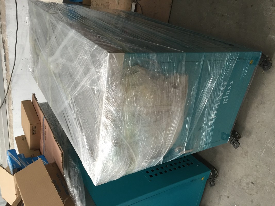 Freezer pistol lem digunakan dalam proses lem kaca kontrol pusat, dan pistol lem manual disimpan di