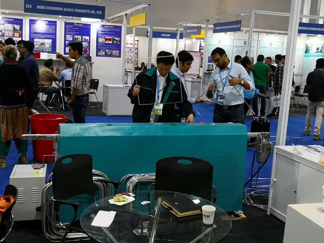 Jenis mesin butyl extruder LJTB01 digunakan untuk menyebarkan frame aluminium spacer secara merata dengan hot melt butyl