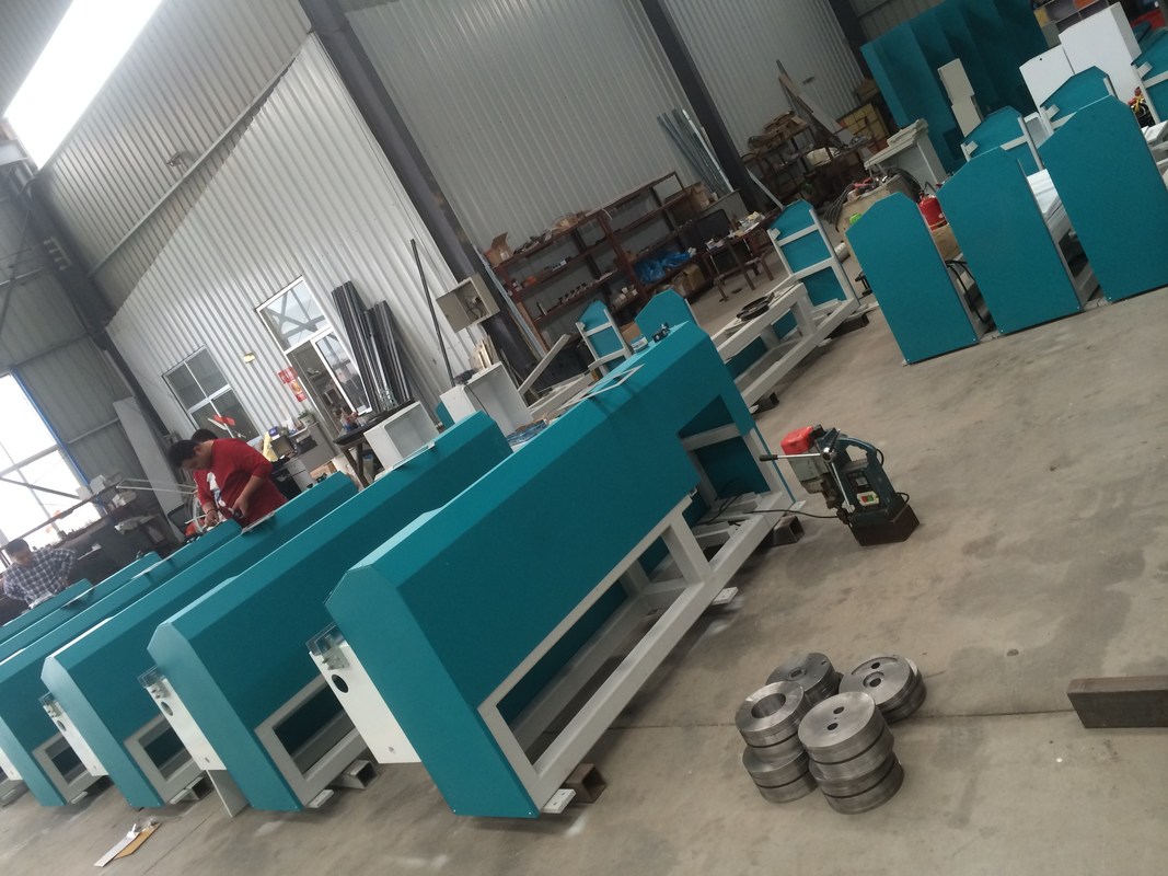 Mesin butyl extruder LJTB01 digunakan untuk menyebarkan frame aluminium spacer secara merata dengan hot melt butyl.