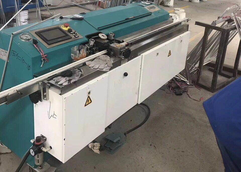 Mesin butyl extruder LJTB01 digunakan untuk menyebarkan frame aluminium spacer secara merata dengan hot melt butyl.