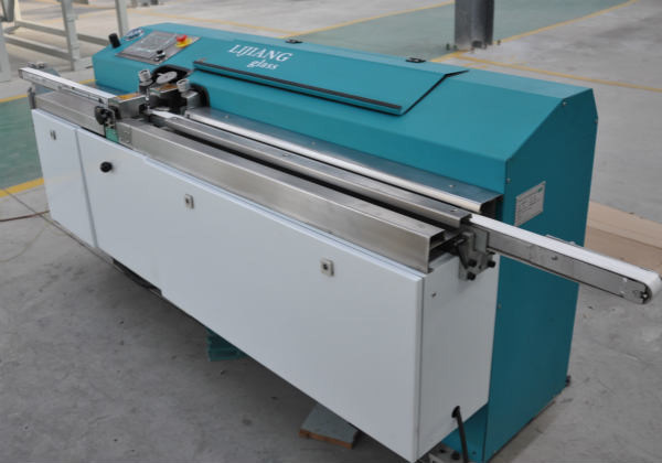 Jenis mesin butyl extruder LJTB01 digunakan untuk menyebarkan frame aluminium spacer secara merata dengan hot melt butyl