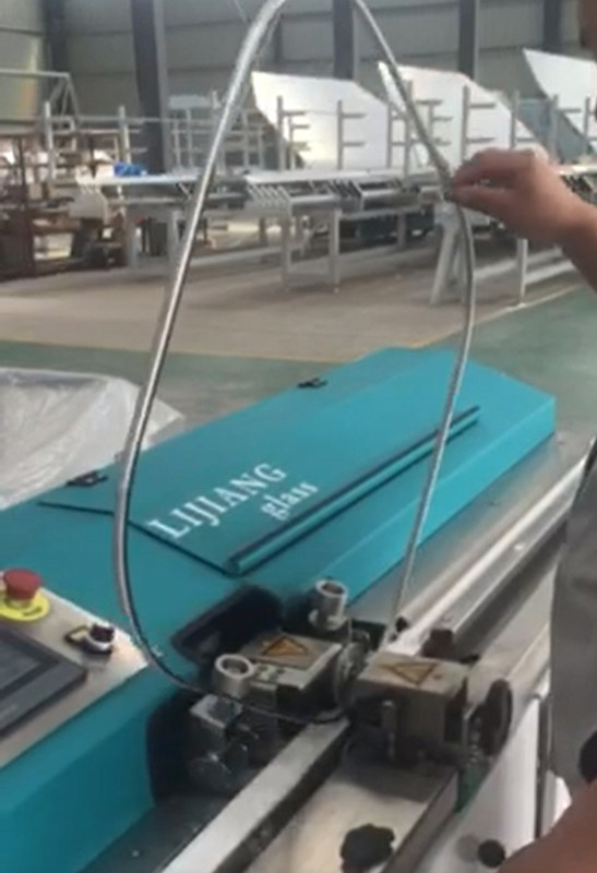 Jenis mesin butyl extruder LJTB01 digunakan untuk menyebarkan frame aluminium spacer secara merata dengan hot melt butyl.