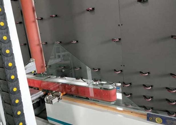 Mesin Poles Tepi Kaca Vertikal E Rendah 3000r / mnt untuk Penggilingan Sabuk Kaca Terisolasi