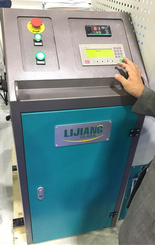 Mesin Pengisian Desiccant LJGZ2020 dapat secara otomatis mencapai tindakan pengeboran lubang secara otomatis dalam bingkai spacer