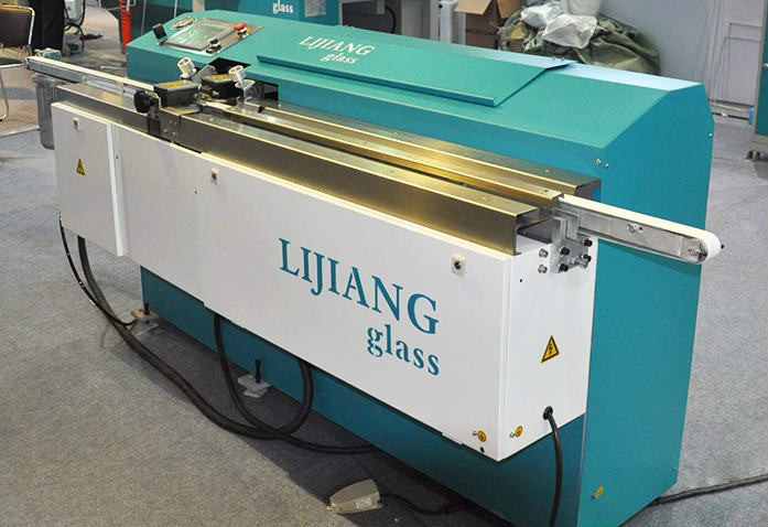 Jenis mesin butyl extruder LJTB01 digunakan untuk menyebarkan frame aluminium spacer secara merata dengan hot melt butyl.