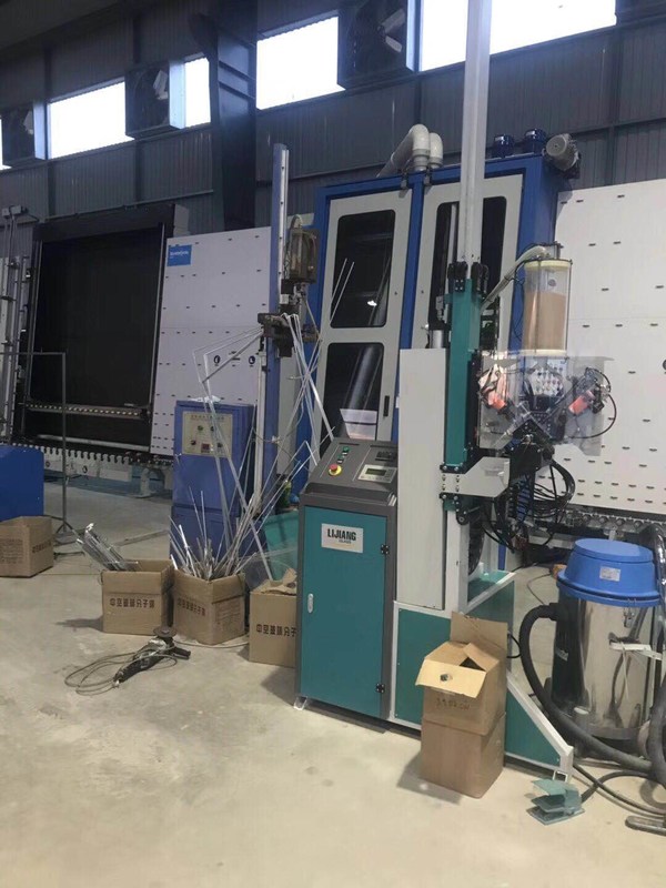 Mesin Pengisian Desiccant dapat secara otomatis mencapai aksi lubang pengeboran secara otomatis dalam frame spacer