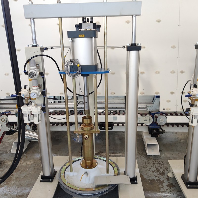 Mesin Robot Penyegel Kaca Terisolasi Kaca Ganda Otomatis Vertikal Untuk Pemrosesan Penyebaran Sealant