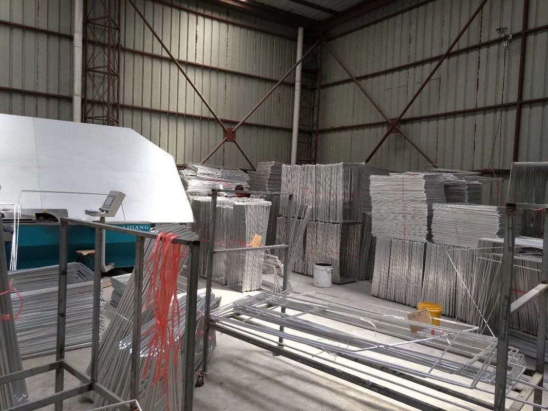 Warna Disesuaikan Sudut Akurat ± 0,5mm Spacer Bending Machine