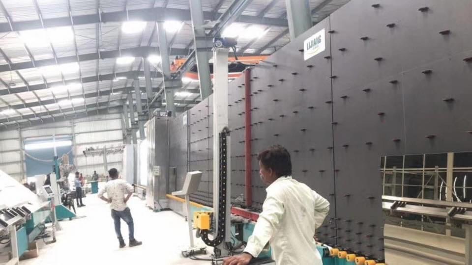 Vertikal 29m / mnt Mesin Penggiling Tepi Kaca E Rendah Untuk Menghapus Tepi Film